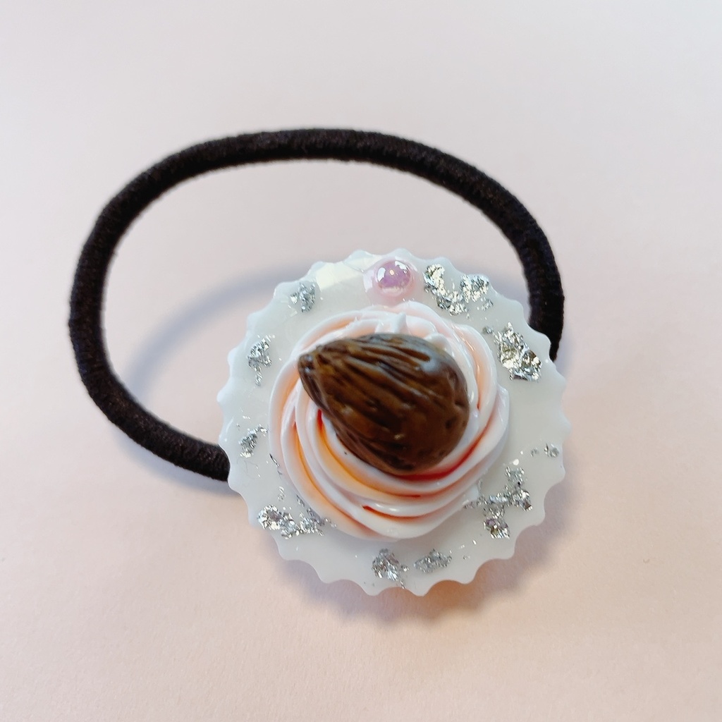 とろけるスイーツアクセサリー(プラリネチョコレート♯アーモンド×ホワイトチョコレート)ヘアゴム