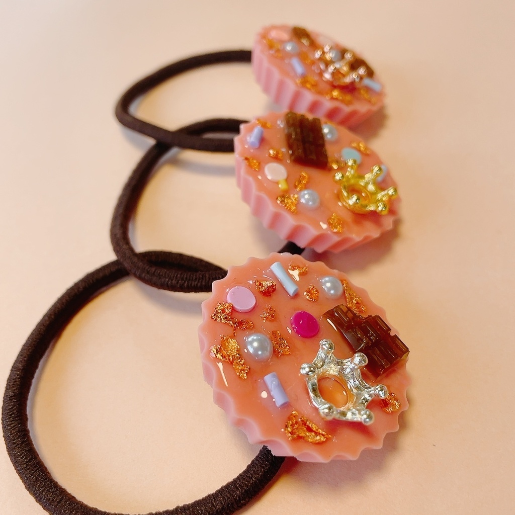 とろけるスイーツアクセサリー(プラリネチョコレート♯シルバークラウンモチーフ×ストロベリーチョコレート)ヘアゴム