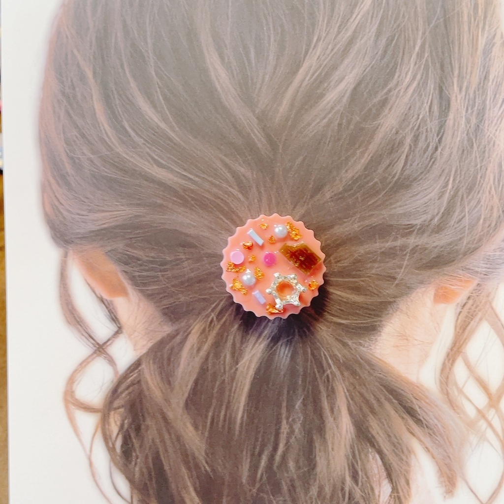 とろけるスイーツアクセサリー(プラリネチョコレート♯カッパークラウンモチーフ×ストロベリーチョコレート)ヘアゴム