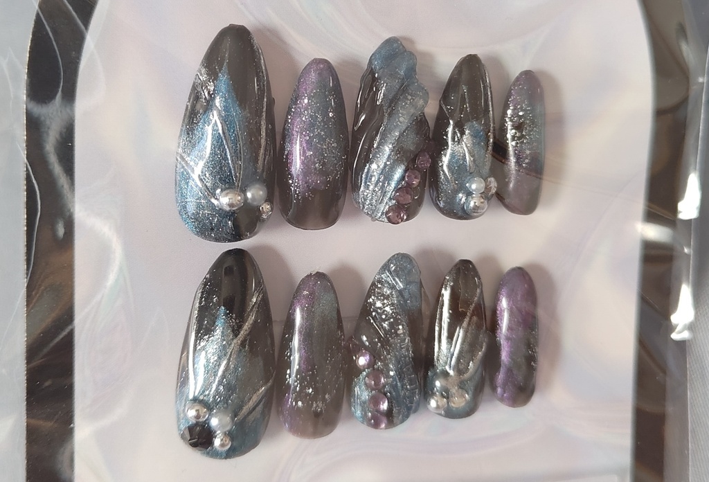 グリッツとグラムのネイルチップ