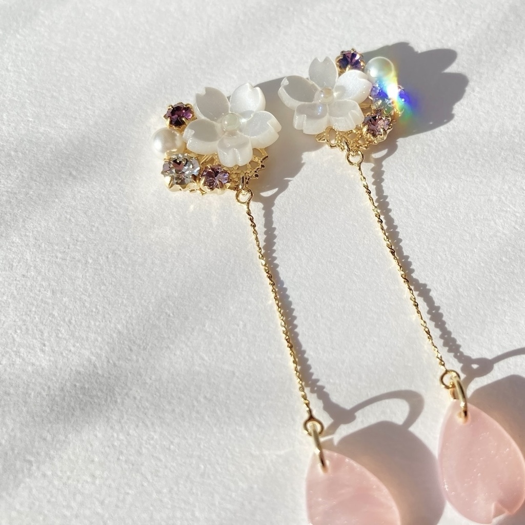 花びら揺れる桜のビジューイヤリング