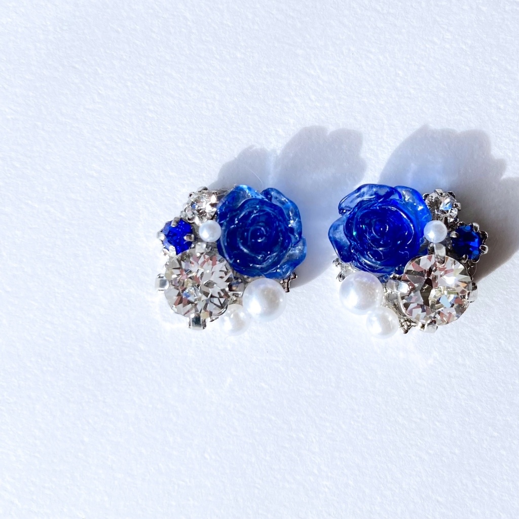 青薔薇のビジューイヤリング