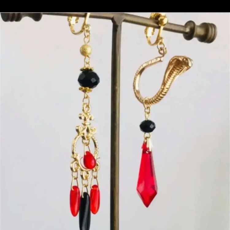 再販 ツイステ スカラビア コブラ ピアス しゃらしゃら