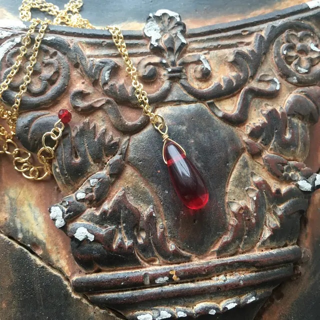 風の谷 ナウシカの耳飾りと同じガラスドロップのネックレス