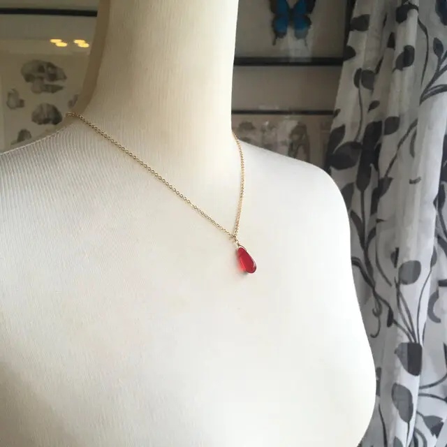 風の谷 ナウシカの耳飾りと同じガラスドロップのネックレス