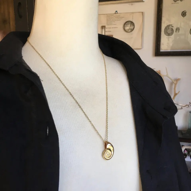 再販✖️6 夜の魔術部 アースラ ヴァネッサ 金色 巻貝 ネックレス