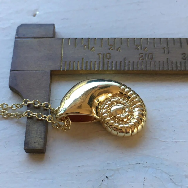 再販✖️6 夜の魔術部 アースラ ヴァネッサ 金色 巻貝 ネックレス