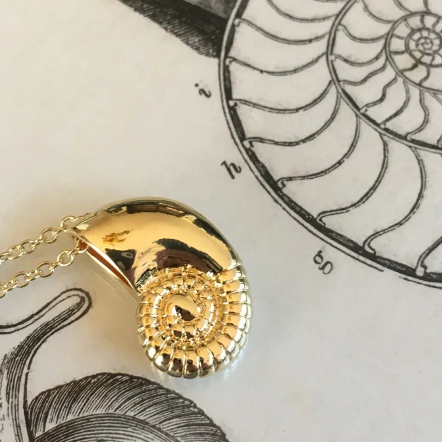 再販✖️6 夜の魔術部 アースラ ヴァネッサ 金色 巻貝 ネックレス