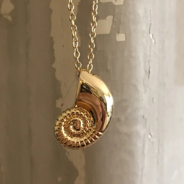 再販✖️6 夜の魔術部 アースラ ヴァネッサ 金色 巻貝 ネックレス