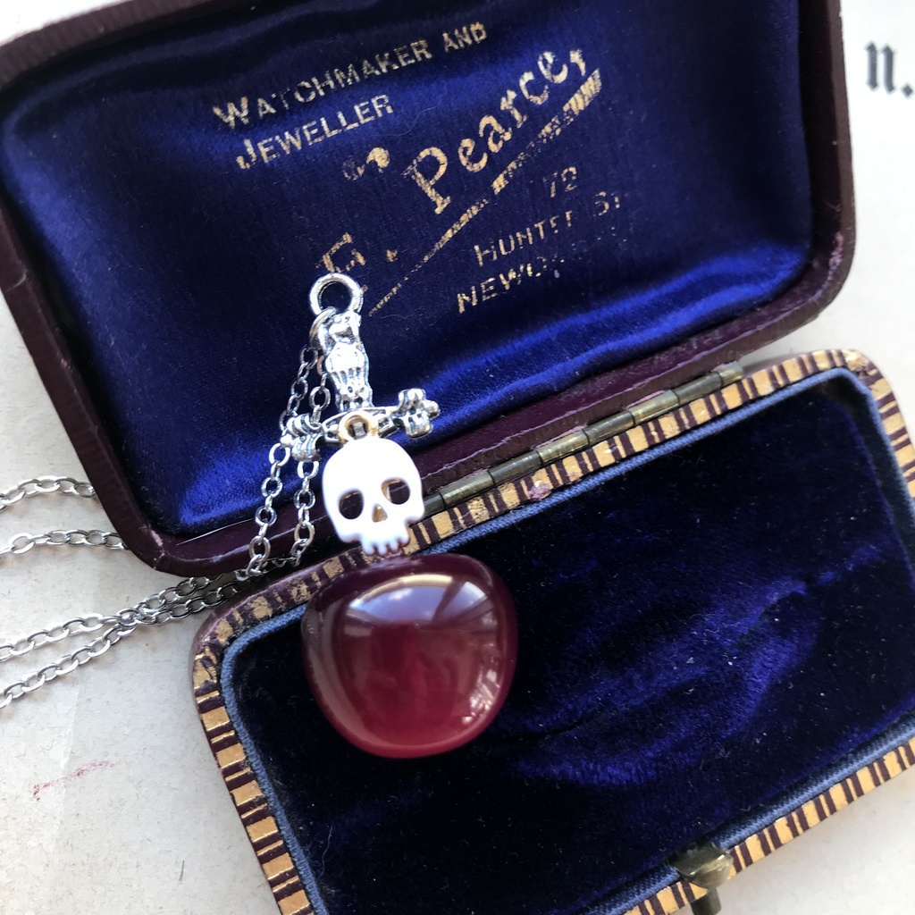 ツイステ ポムフィオーレ 剣の刺さったリンゴ ネックレス 髑髏 ドクロ スカル