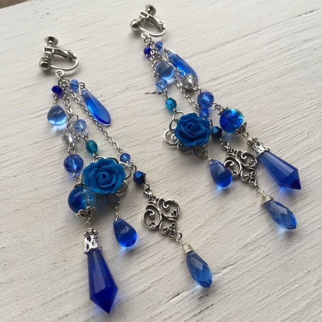 プレゼント付き 黒執事 青薔薇 シエル しゃらしゃら ガラス ピアス イヤリング