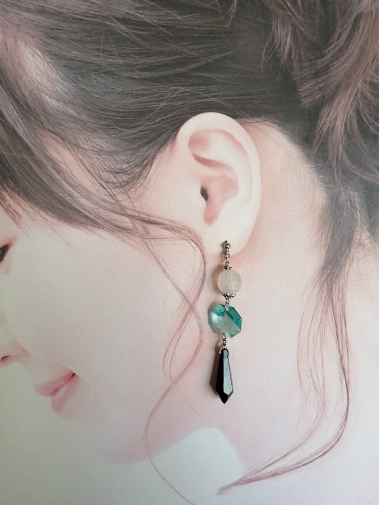 呪術廻戦 五条悟 スワロフスキー クリスタル ピアス イヤリング