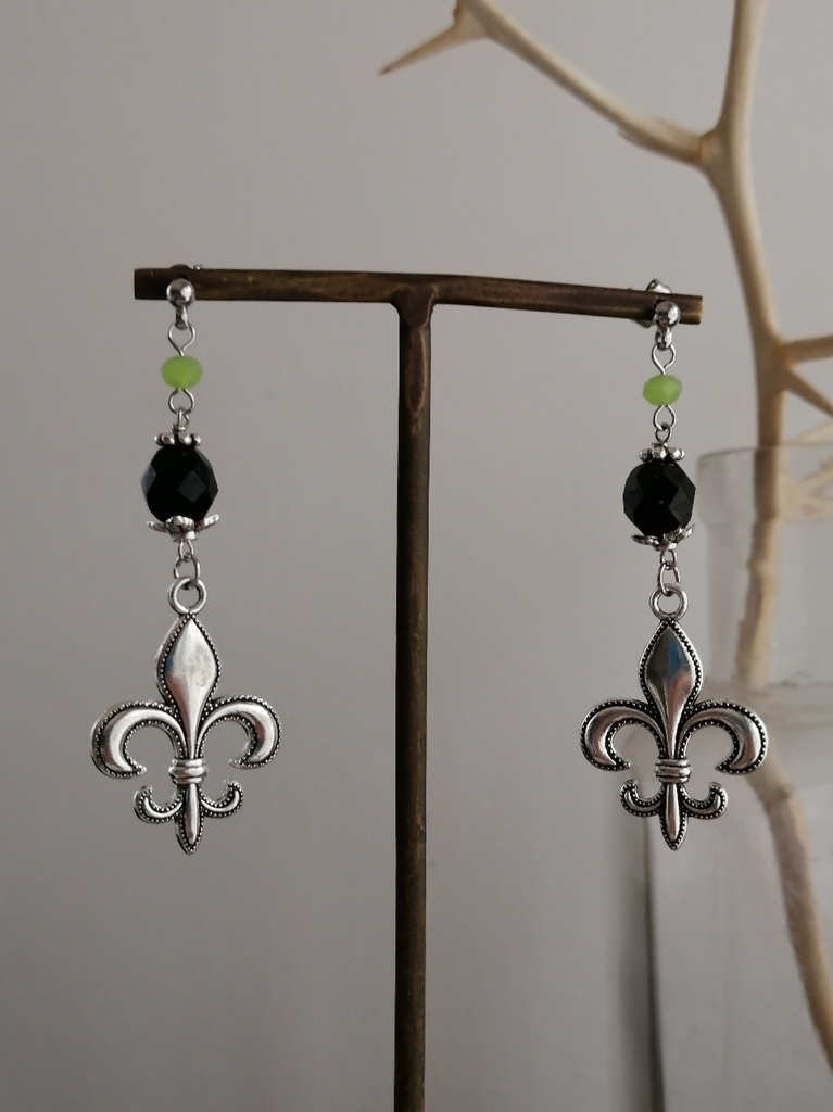 ツイステ マレウス ディアソムニア ピアス イヤリング 百合紋章