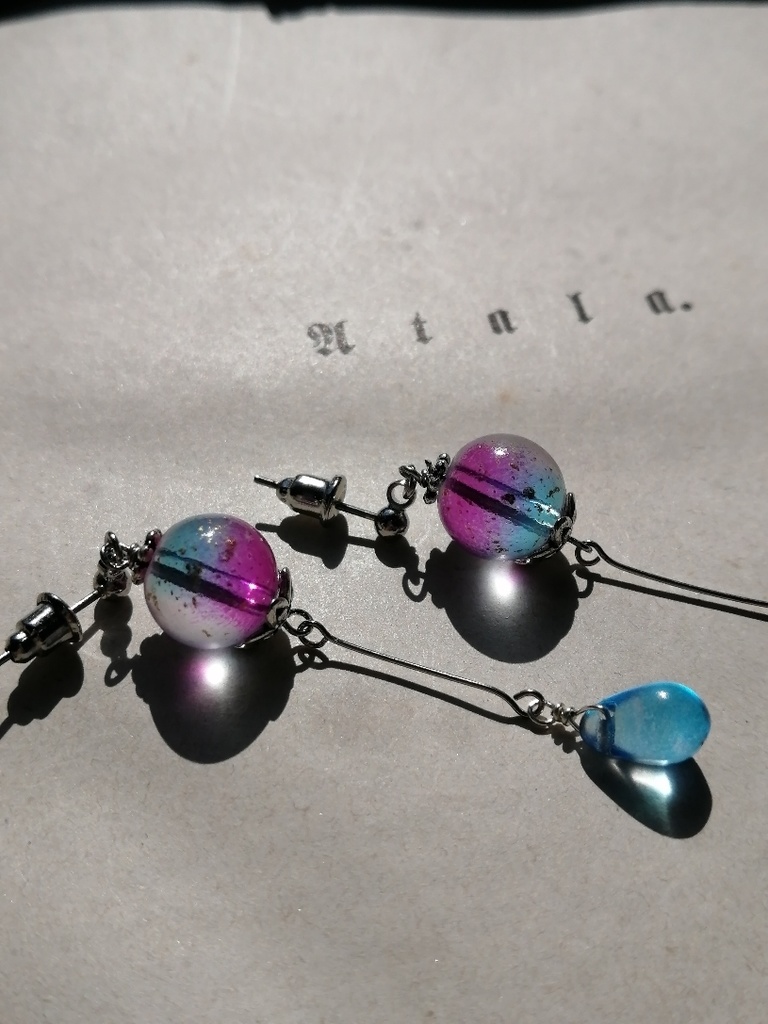 イロアソビ 水色ピンクの桃源玉 グラデーションガラス ピアス イヤリング