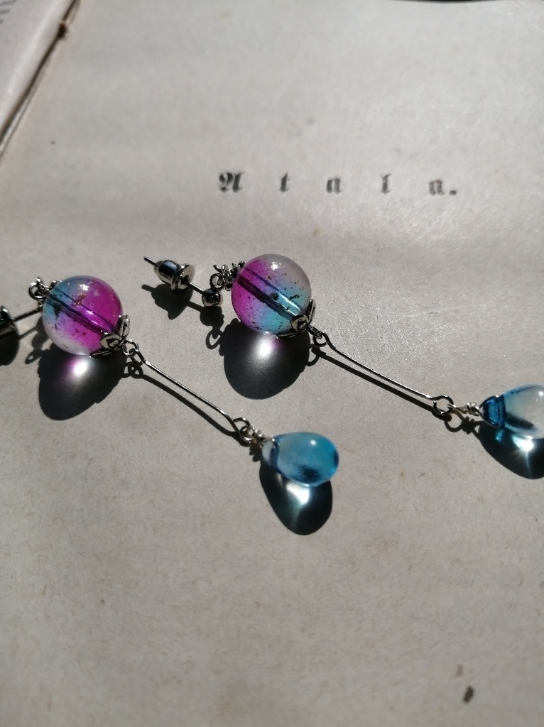 イロアソビ 水色ピンクの桃源玉 グラデーションガラス ピアス イヤリング