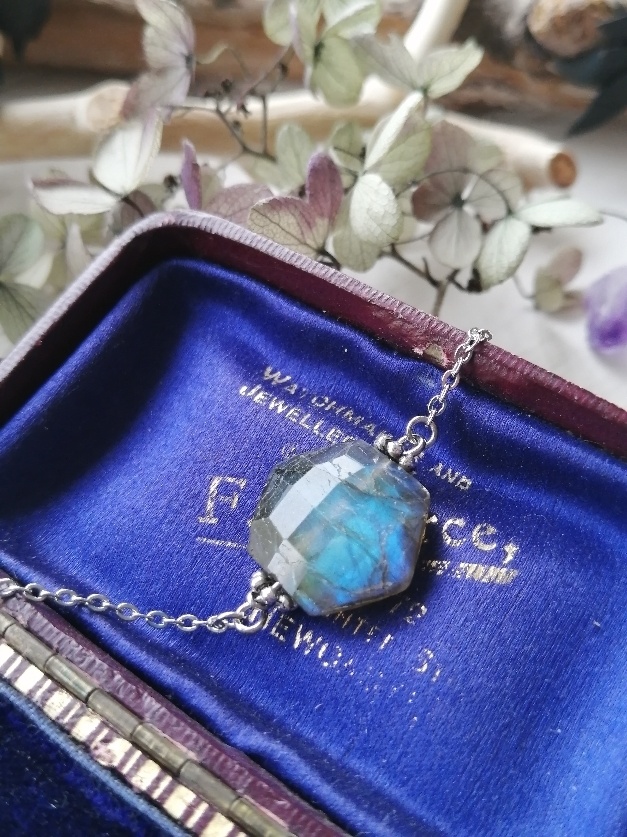 美しいモルフォ蝶のようなブルーシラー ライトブルー ラブラドライト ブレスレット