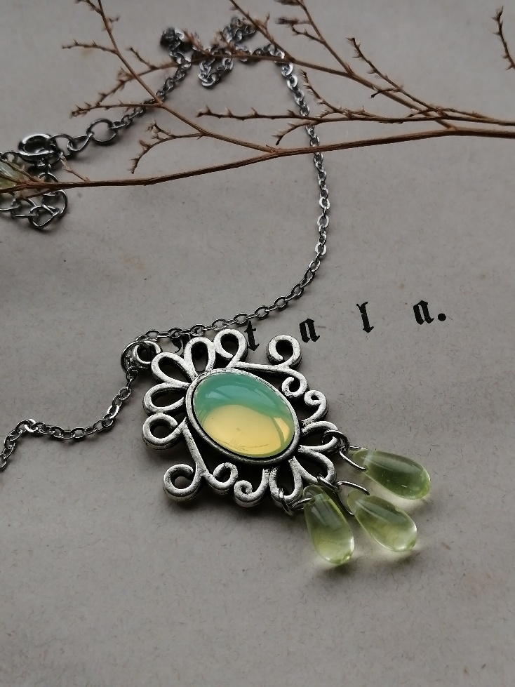 夜の魔術部 ウランガラス 幻想的な黄緑 ウランガラス 大粒 ネックレス