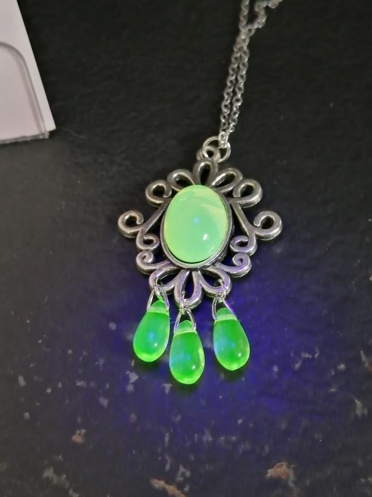 夜の魔術部 ウランガラス 幻想的な黄緑 ウランガラス 大粒 ネックレス