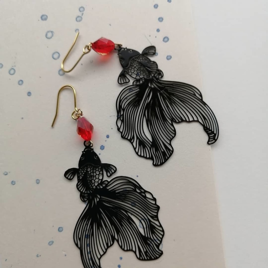 再再販 手毬屋 赤黒 切り絵みたいな黒の金魚 赤ガラス ピアス イヤリング