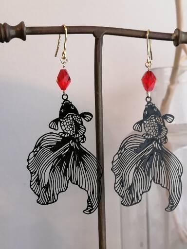 再再販 手毬屋 赤黒 切り絵みたいな黒の金魚 赤ガラス ピアス イヤリング