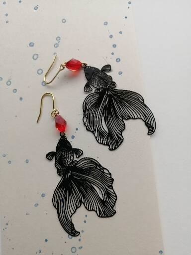 再再販 手毬屋 赤黒 切り絵みたいな黒の金魚 赤ガラス ピアス イヤリング