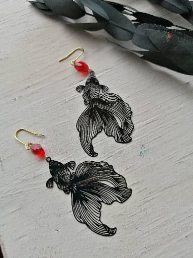 再再販 手毬屋 赤黒 切り絵みたいな黒の金魚 赤ガラス ピアス イヤリング
