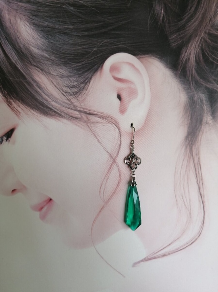 全品送料無料 ドイツ製 再再販 ヴィンテージアクリル エメラルド ピアス イヤリング イロアソビ