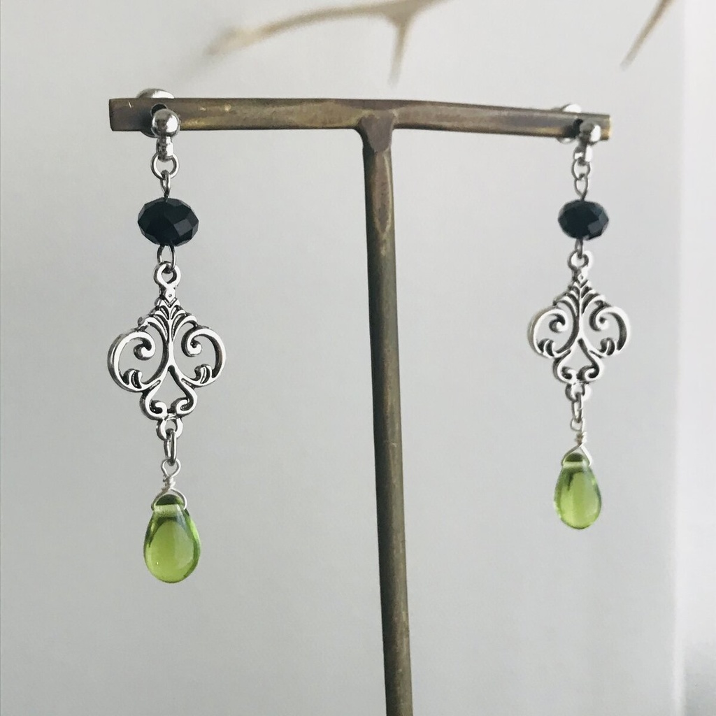 ツイステ　マレウス　チェコガラスドロップ　ピアス　イヤリング