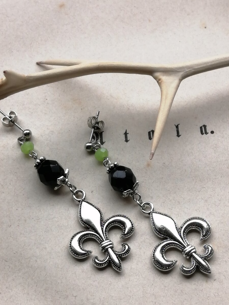 ツイステ　マレウス　百合紋章　ピアス　イヤリング