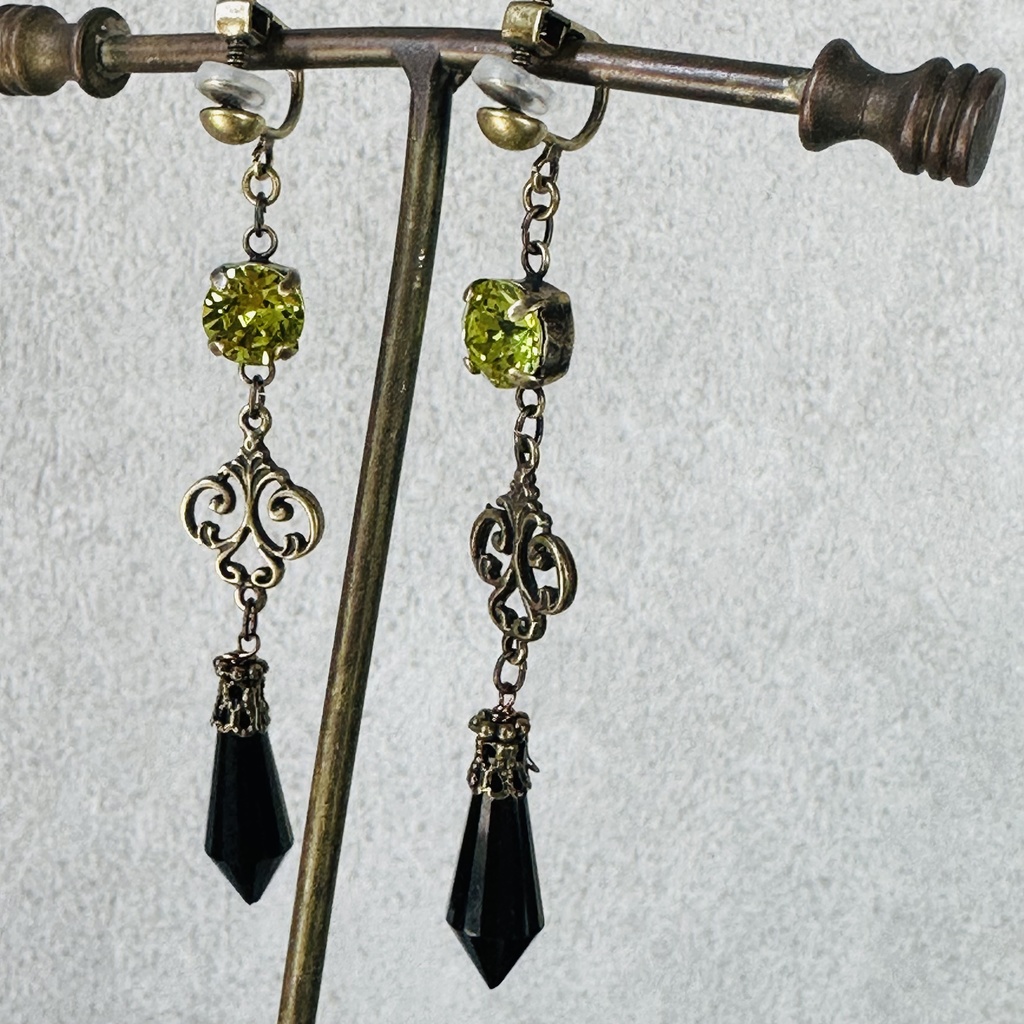 再販 ツイステ マレウス スワロフスキー シャンデリアガラス ピアス イヤリング