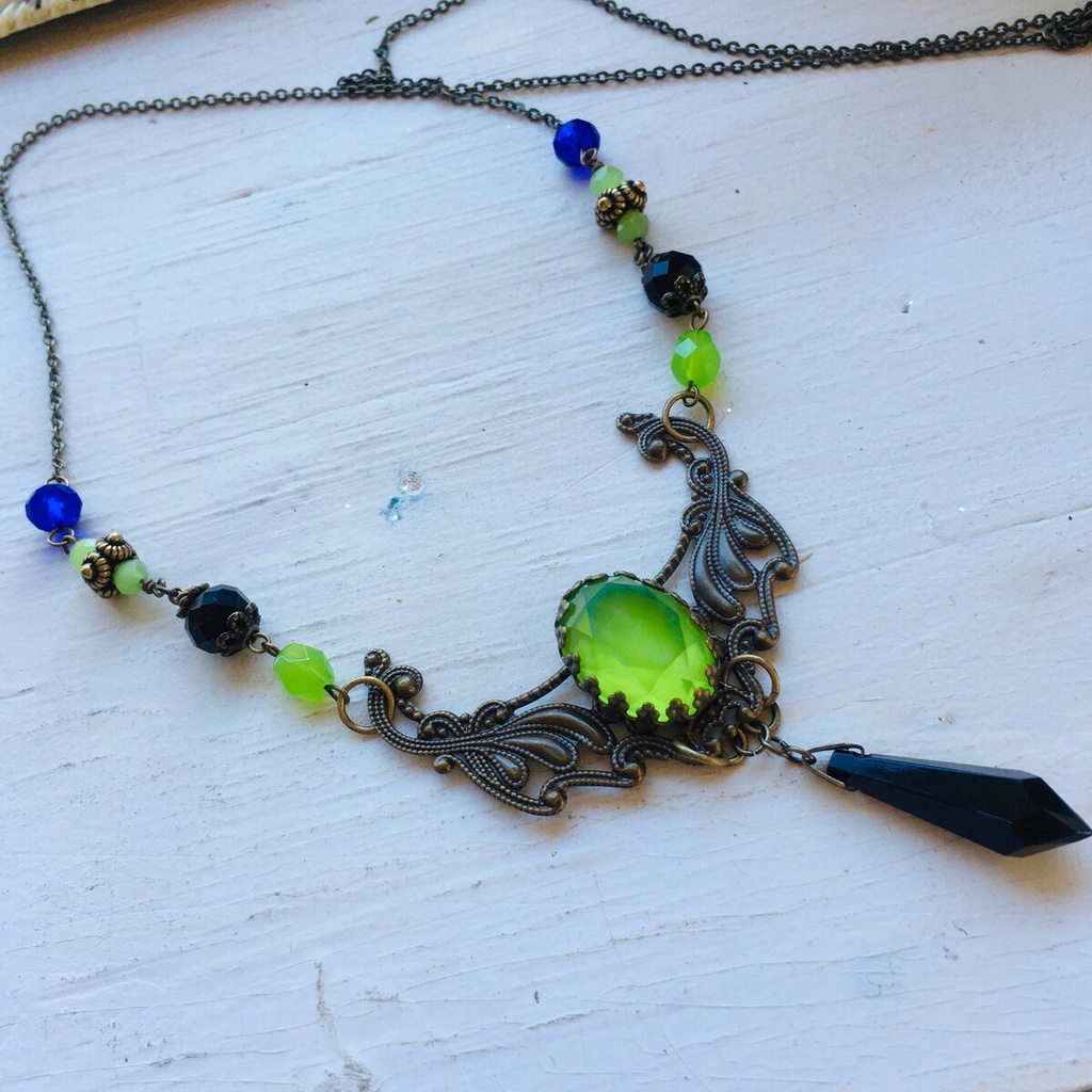 ツイステ マレウス 式典 ネックレス 黄緑の宝玉