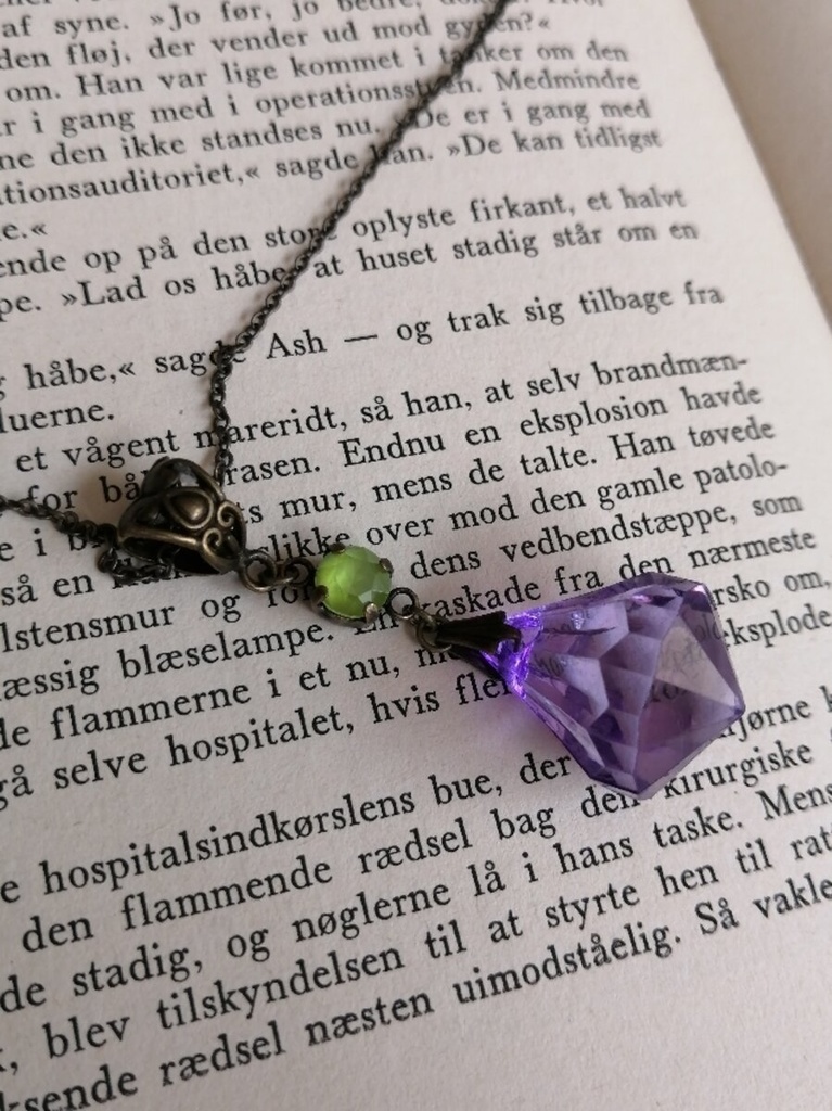 ツイステ マレウス 大粒アクリルクリスタル スワロフスキー ネックレス