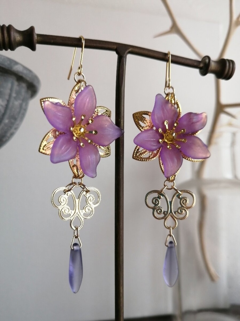 イロアソビ マットパープル 摺りガラスのようなアクリルフラワー ピアス イヤリング