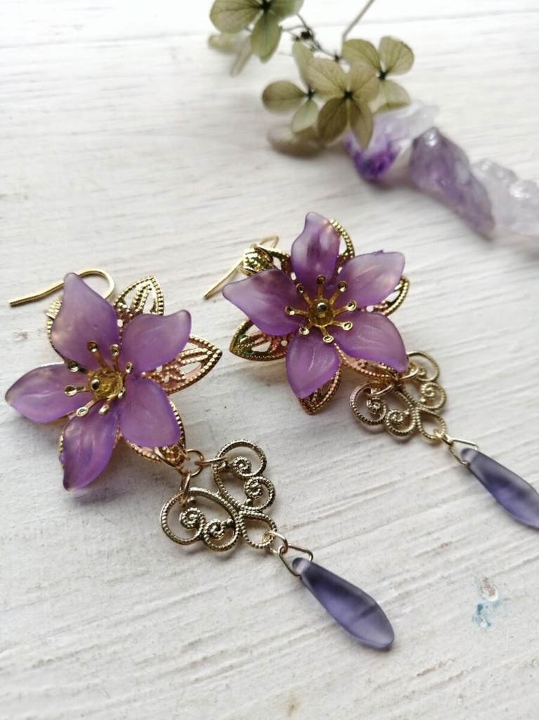 イロアソビ マットパープル 摺りガラスのようなアクリルフラワー ピアス イヤリング
