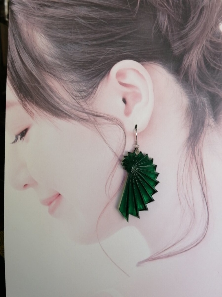 再再販 イロアソビ ディープグリーン レアパーツ 大振り ドイツヴィンテージ アクリル 巻貝のようなピアス イヤリング