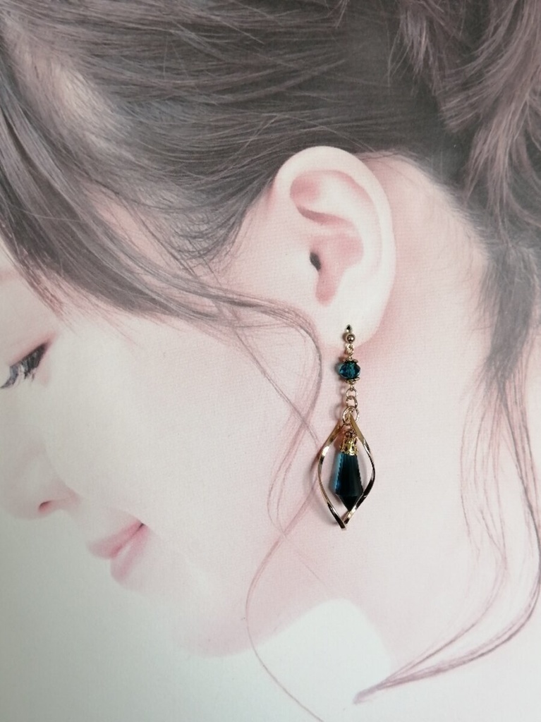 再再販*イロアソビ* ピーコックグリーン シャンデリアガラス ひねりフープ ピアス イヤリング