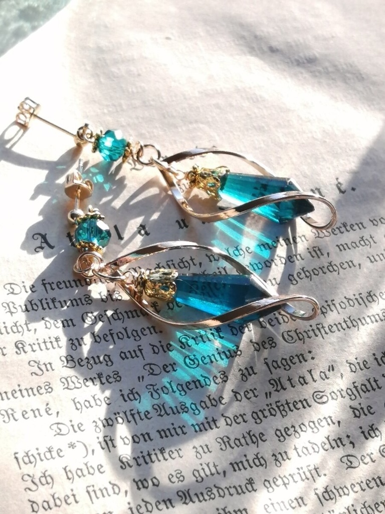 再再販*イロアソビ* ピーコックグリーン シャンデリアガラス ひねりフープ ピアス イヤリング