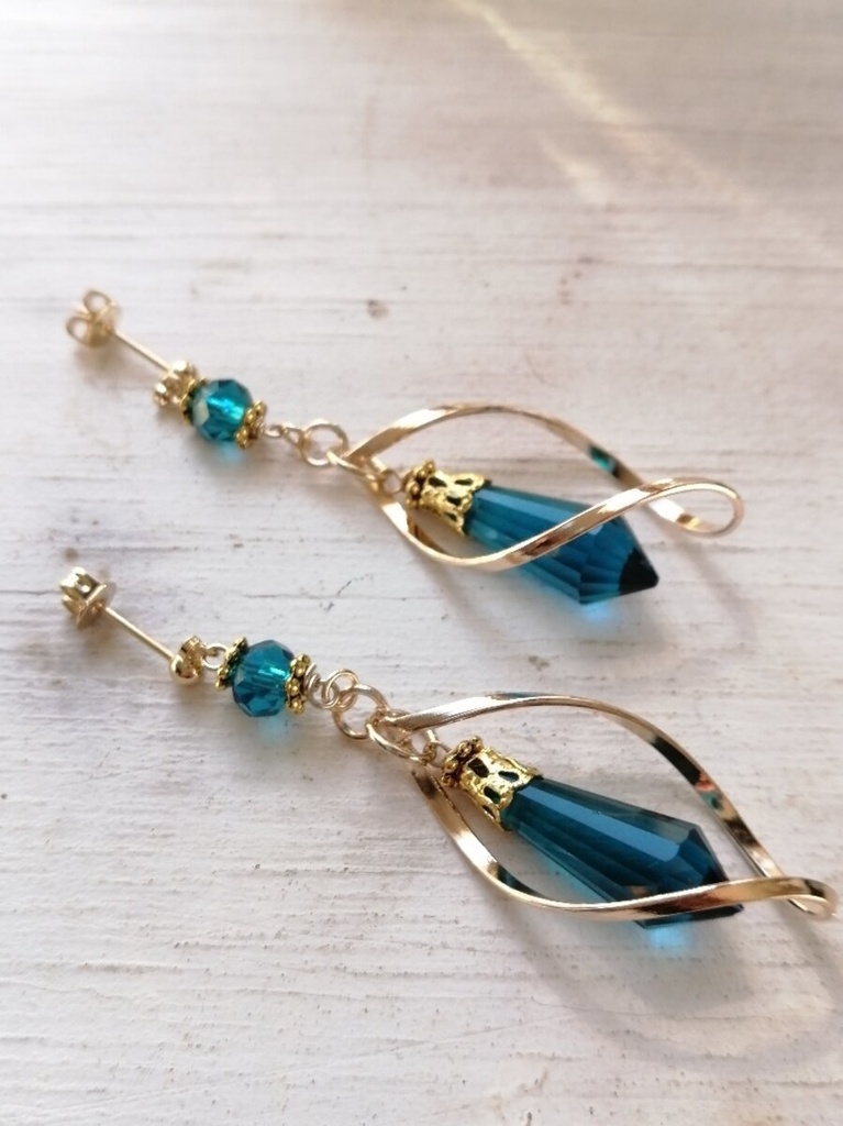 再再販*イロアソビ* ピーコックグリーン シャンデリアガラス ひねりフープ ピアス イヤリング