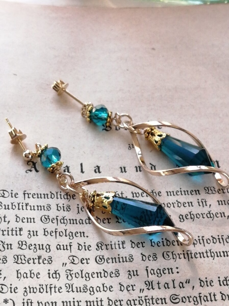 再再販*イロアソビ* ピーコックグリーン シャンデリアガラス ひねりフープ ピアス イヤリング