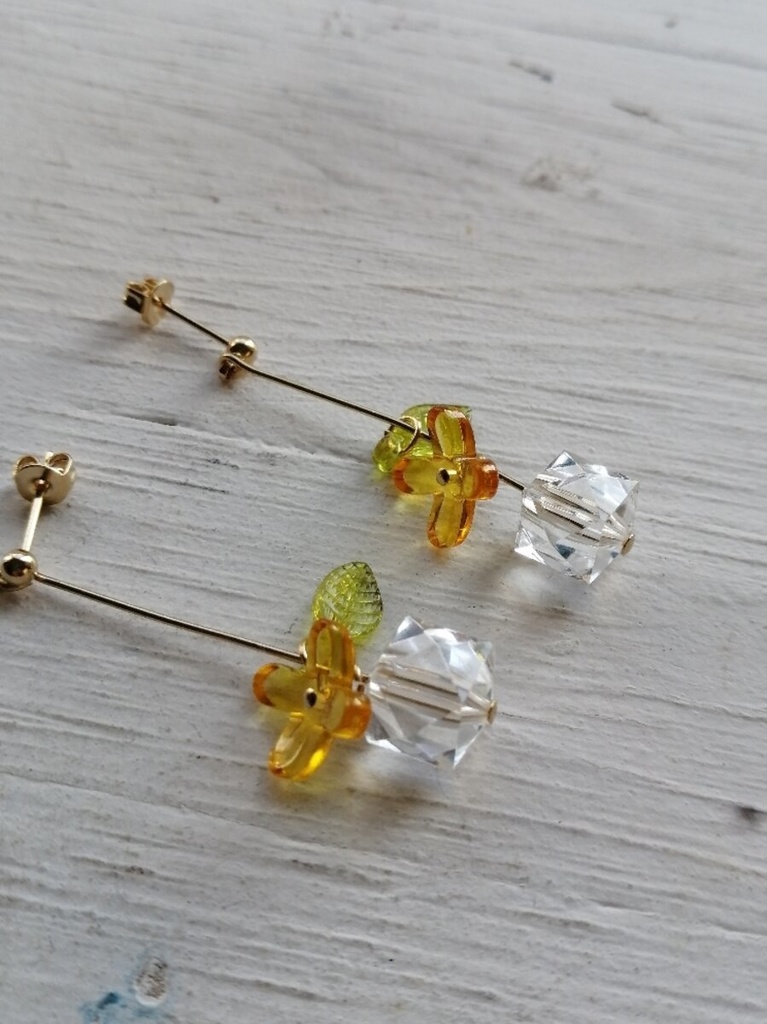イロアソビ 金木犀とクリアアクリルのピアス イヤリング