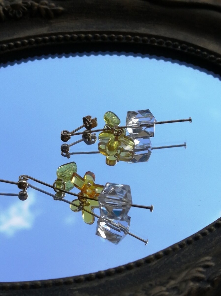 イロアソビ 金木犀とクリアアクリルのピアス イヤリング