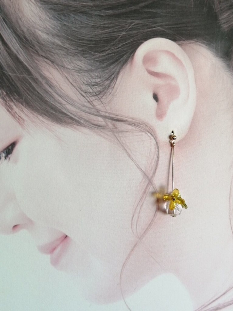 イロアソビ　金木犀とクリアアクリルのピアス　イヤリング