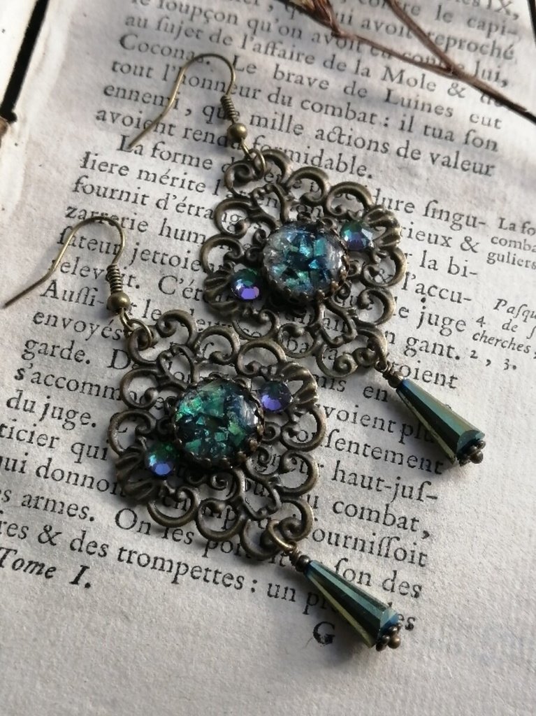 夜の魔術部 オパールフレークカボションとマジェスティックストーン ピアス イヤリング