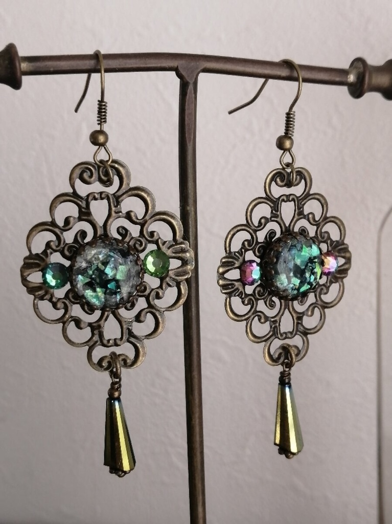 夜の魔術部 オパールフレークカボションとマジェスティックストーン ピアス イヤリング