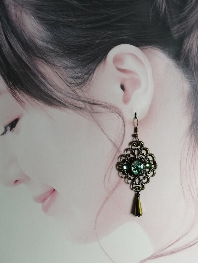 夜の魔術部 オパールフレークカボションとマジェスティックストーン ピアス イヤリング