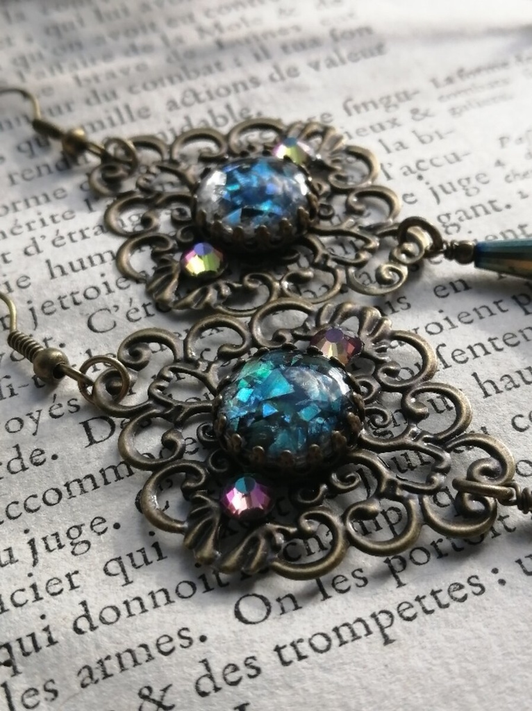 夜の魔術部 オパールフレークカボションとマジェスティックストーン ピアス イヤリング