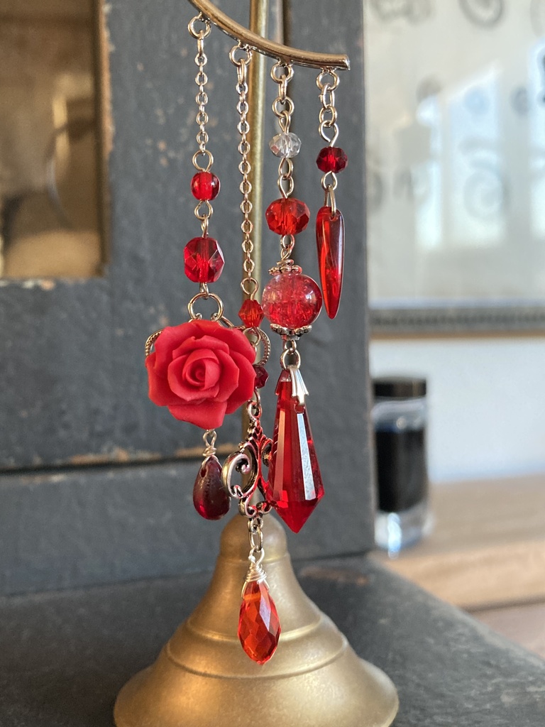 夜の魔術部 赤 薔薇 イヤーフック しゃらしゃら