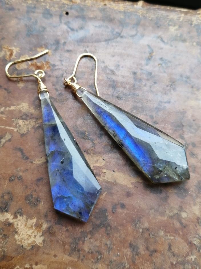 動画あり　 4.5センチの超大粒　レアシェイプ　ブルーパープル　神秘のラブラドライト　ピアス　イヤリング変更可能　送料無料プレゼント付き