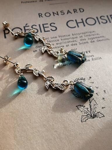 春の訪れ チェコガラス再販 すりガラスのピーコックグリーンチューリップ ピアス イヤリング