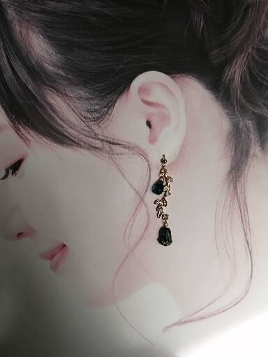 春の訪れ チェコガラス再販 すりガラスのピーコックグリーンチューリップ ピアス イヤリング